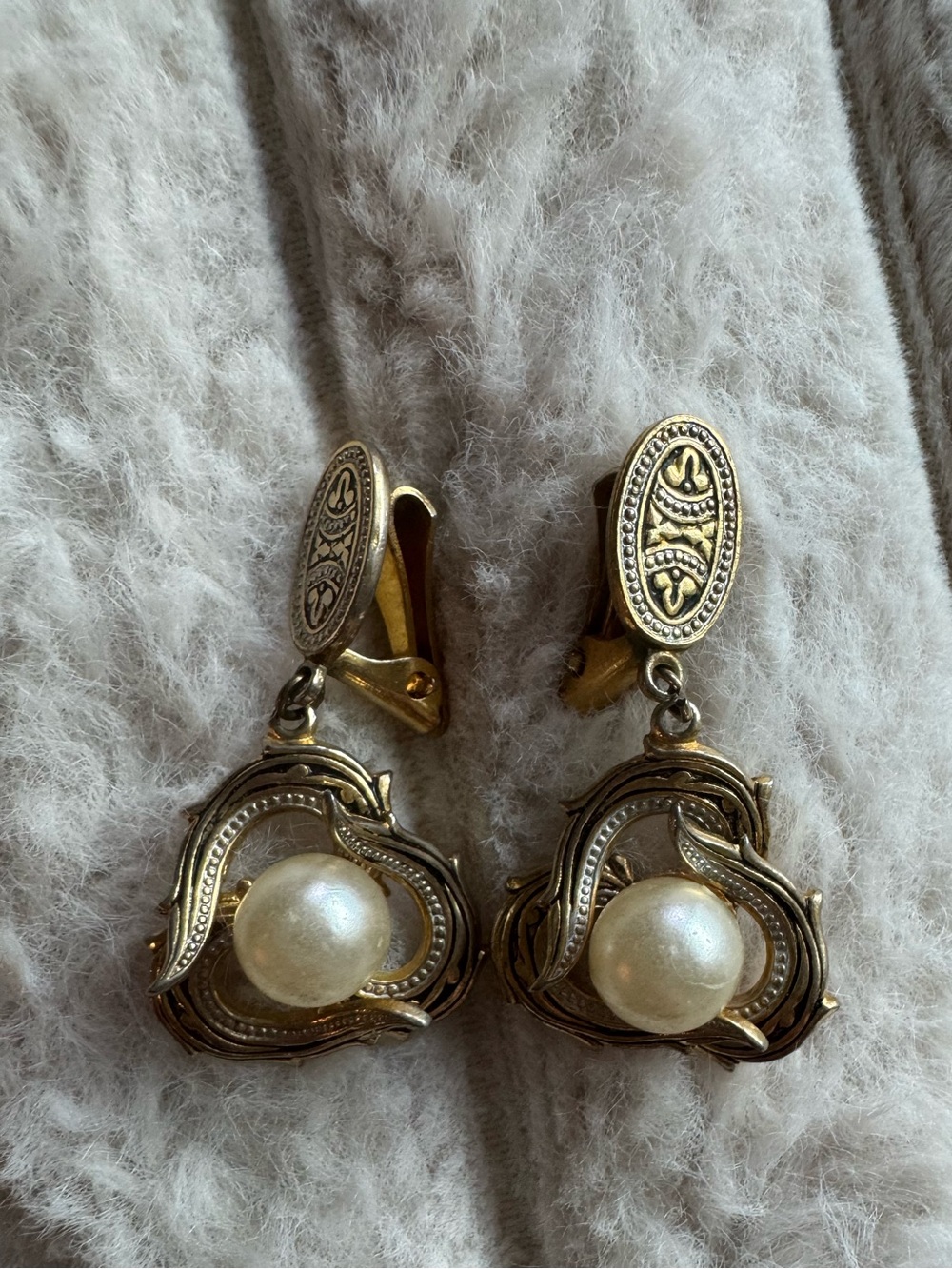 Vintage Two Tone Faux Pearl Heart Swirl Dangle Clip On Earrings